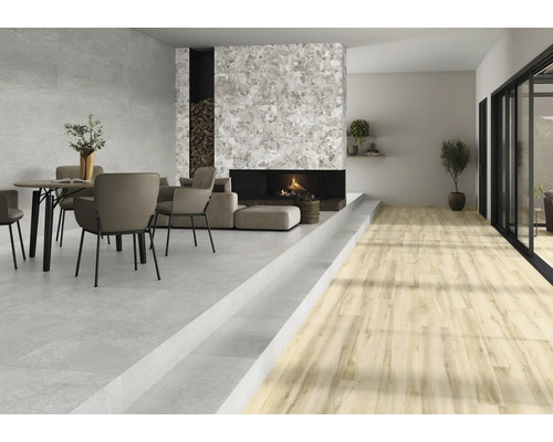 Ljust vardagsrum med matplats, öppen spis och trägolv