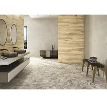 Modernt badrum med klinkergolv i marmorlook, tvättställ med tvättställsskål, spegel och badkar