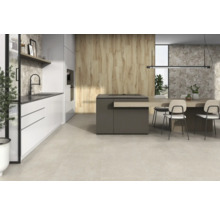 Ljust kök med pentry, köksö och matbord