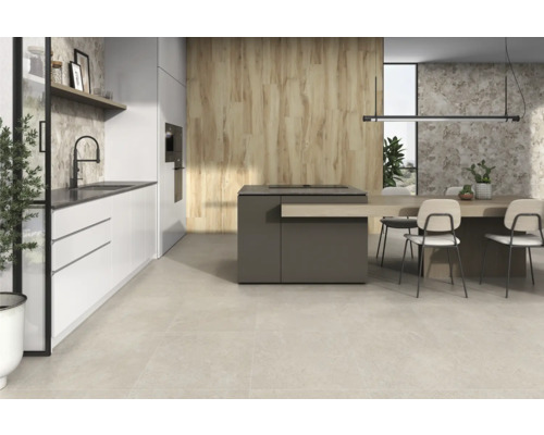 Ljust kök med pentry, köksö och matbord