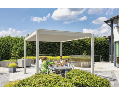 Familj sitter under ett terrassöverdrag i trädgården.