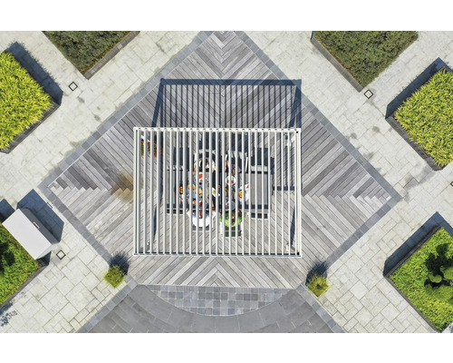Översikt av en trädgårdsscen med terrass, pergola och plantering