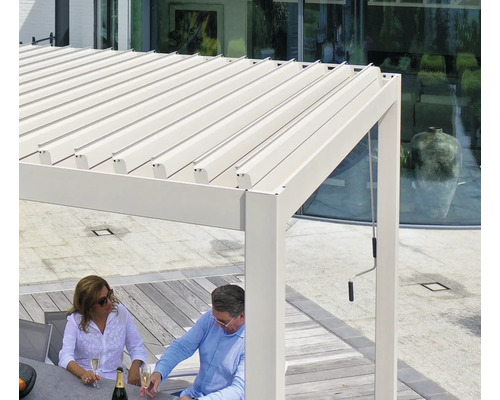 Lamellpergola med två personer som sitter utomhus