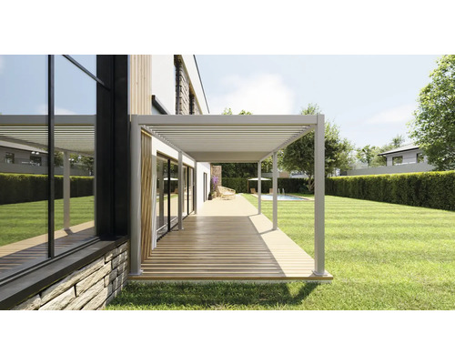 Terrass med pergola, trädäck och gräsmatta