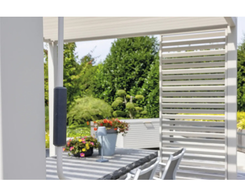 Terrass med pergola och lamellvägg som insynsskydd