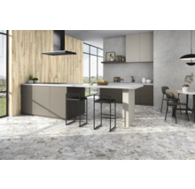 Ljust, modernt kök med träpanelväggar, köksö, barstolar och klinkergolv.