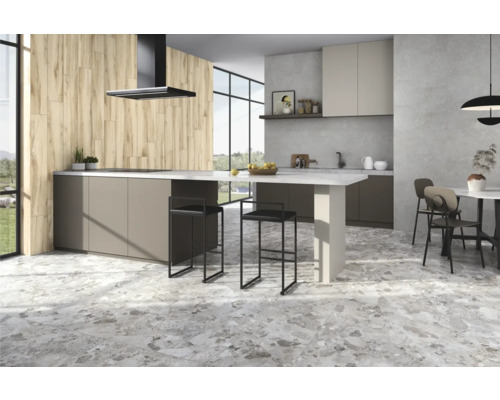 Ljust, modernt kök med träpanelväggar, köksö, barstolar och klinkergolv.