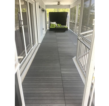 Veranda med trall av träkomposit och trädgårdsmöbler.