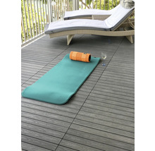 Terrass med loungemöbler, yogamatta och foamroller