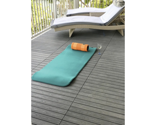 Terrass med loungemöbler, yogamatta och foamroller