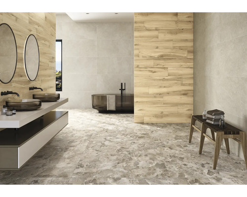 Modernt badrum med tvättställ, speglar, badkar och golvkakel med marmorlook.