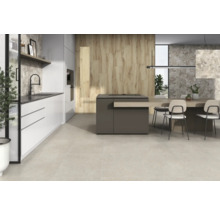 Ljust kök med köksö och matplats