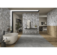 Badrum med fristående badkar, tvättställ och grå plattor med stenutseende