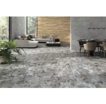 Vardagsrum med ljusgrått golv i stenlook, soffa och matbord