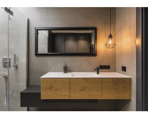 Modernt badrum med tvättställ, spegel och belysning