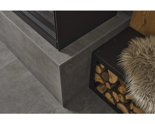 Närbild av en öppen spis med vedförvaring