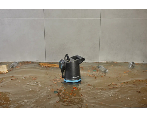 Gardena smutsvattenpump i översvämmat rum med smuts och skräp