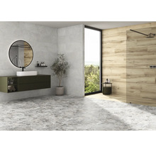 Modernt badrum med handfat, spegel, dusch och grått golvkakel.