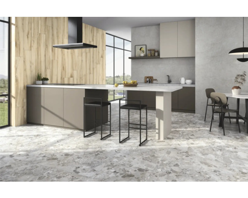 Ljust, modernt kök med köksö, barstolar, matbord och golvplattor med stenlook