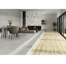 Ljust vardagsrum med matplats, öppen spis och trägolv