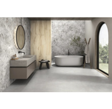 Modernt badrum med dubbla handfat, badkar och kakel i marmorlook.