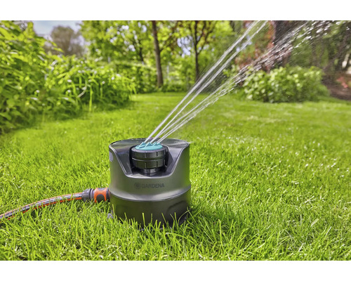 Gardena trädgårdsspridare på gräsmatta med vattensprutstrålar