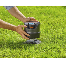 Gardena rektangulär sprinkler på gräsmattan som hålls i händerna