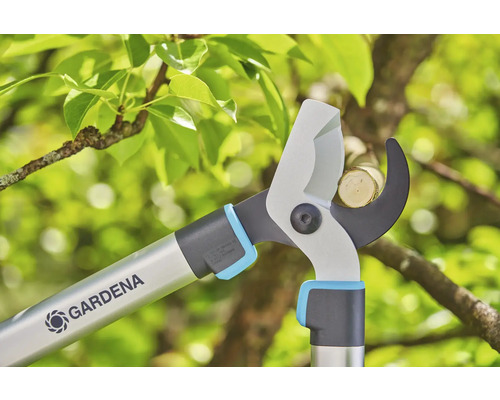 Gardena logotyp. Grensax skär en gren.