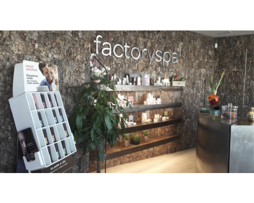 Interiör av en kosmetikaffär med hyllor och produkter