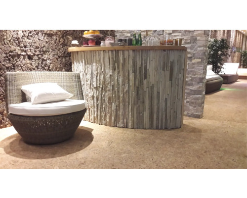 Interiörbild av en relaxavdelning med bar och sittplatser.