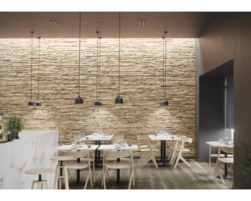 Interiör med väggbeklädnad i stenlook, hängande lampor och bord med stolar.