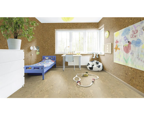 Barnrum med säng, skrivbord och korkgolv.