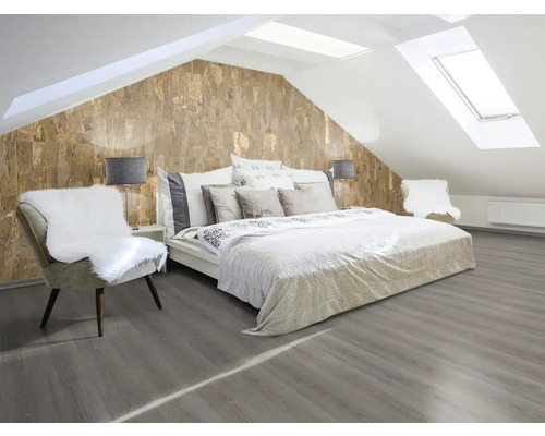 Sovrum på vinden med dubbelsäng, stol och korktapet