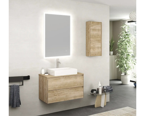 Modernt badrum med tvättställsskåp, tvättställsskål, spegelskåp och hängskåp i träimitation för en ljus och organiserad atmosfär