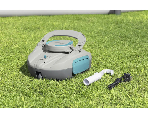 Poolrobot med tillbehör på gräsmatta