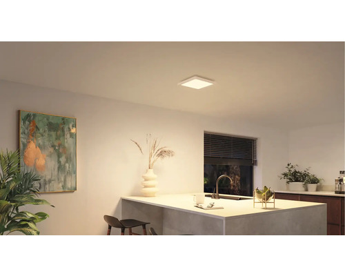 Ljust, modernt kök med fyrkantig taklampa