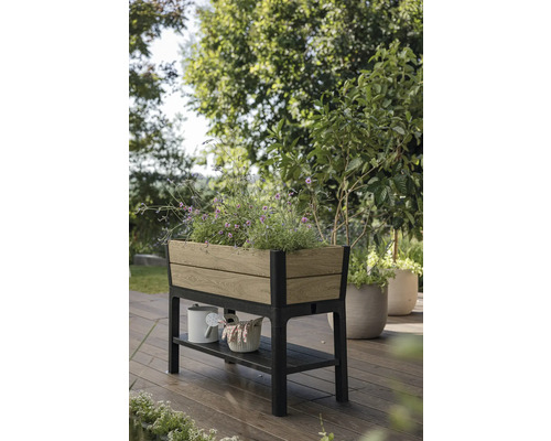 Hög rabatt i trä och metall med förvaringsutrymme i trädgården