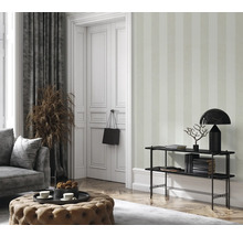 Elegant inredning med randig tapet, soffa, dörr och dekoration