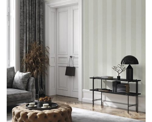 Elegant inredning med randig tapet, soffa, dörr och dekoration