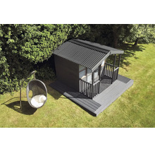 Trädgård med trädgårdshus och hängande korgstol