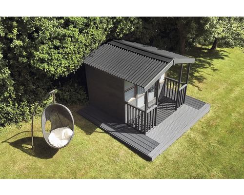 Trädgård med trädgårdshus och hängande korgstol