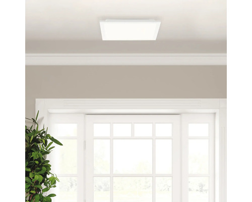 Fyrkantig taklampa monterad i rummet