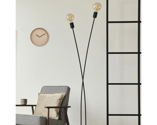 Interiör med fåtölj, golvlampa, klocka och rumsavdelare