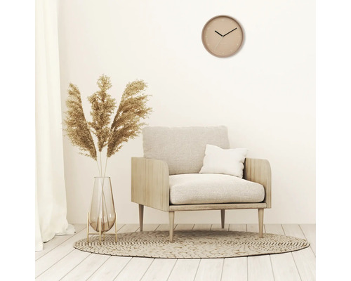 Vardagsrumsscen med fåtölj, klocka och dekoration