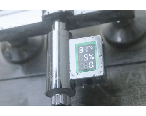 Vattenbesparande duschhuvud med temperaturvisning på kranen