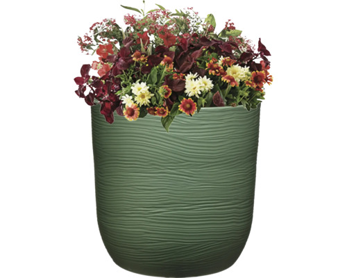 Blomsterarrangemang i dekorativ kruka med räfflad struktur