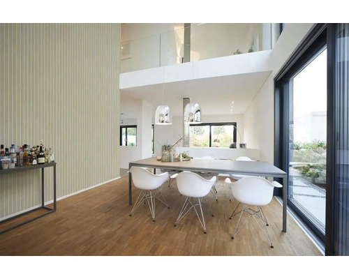 Ljust vardagsrum med matbord, stolar och stort fönster