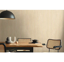 Matsal med träbord, stolar, pendellampa och väggpaneler