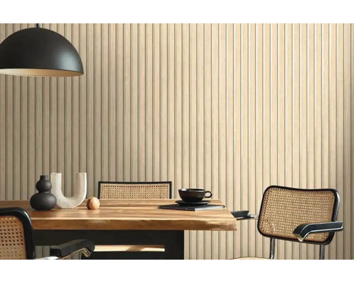 Matsal med träbord, stolar, pendellampa och väggpaneler