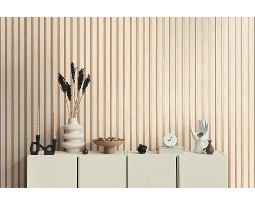 Dekorativ interiör med träpanelvägg, skänk och diverse dekorativa föremål.